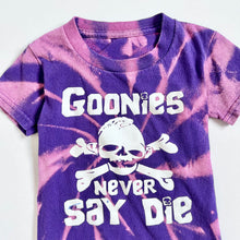 画像をギャラリービューアに読み込む, USED Goonies “Never Say Die” Purple Tie Dye T-shirts 2/3T 90-95cm