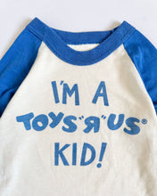 画像をギャラリービューアに読み込む, Vintage I’M A TOYS “R” US KID! Raglan shirt 2T (90cm)
