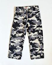 Load image into Gallery viewer, USED Levi’s Gray Camouflage Pants 5T (110cm)
