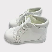 Load image into Gallery viewer, New/Deadstock Vintage Mi Angel Lace Up Shoes White Size 6/7 (13-14cm)
